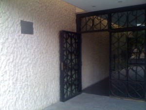 puertaMasPlaca